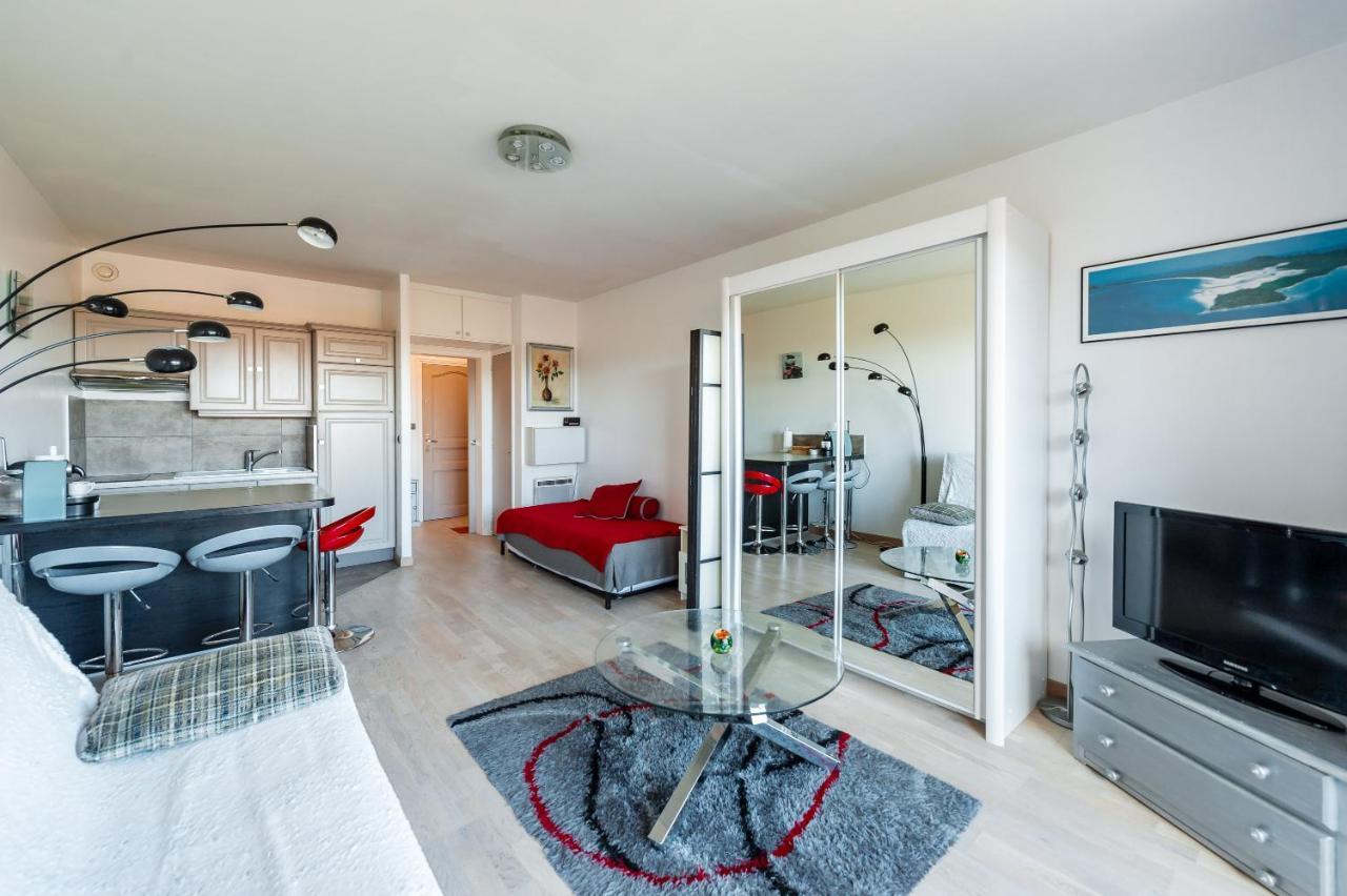 Grand Studio Avec Piscine Presqu'Ile De Giens Hyeres Exterior photo